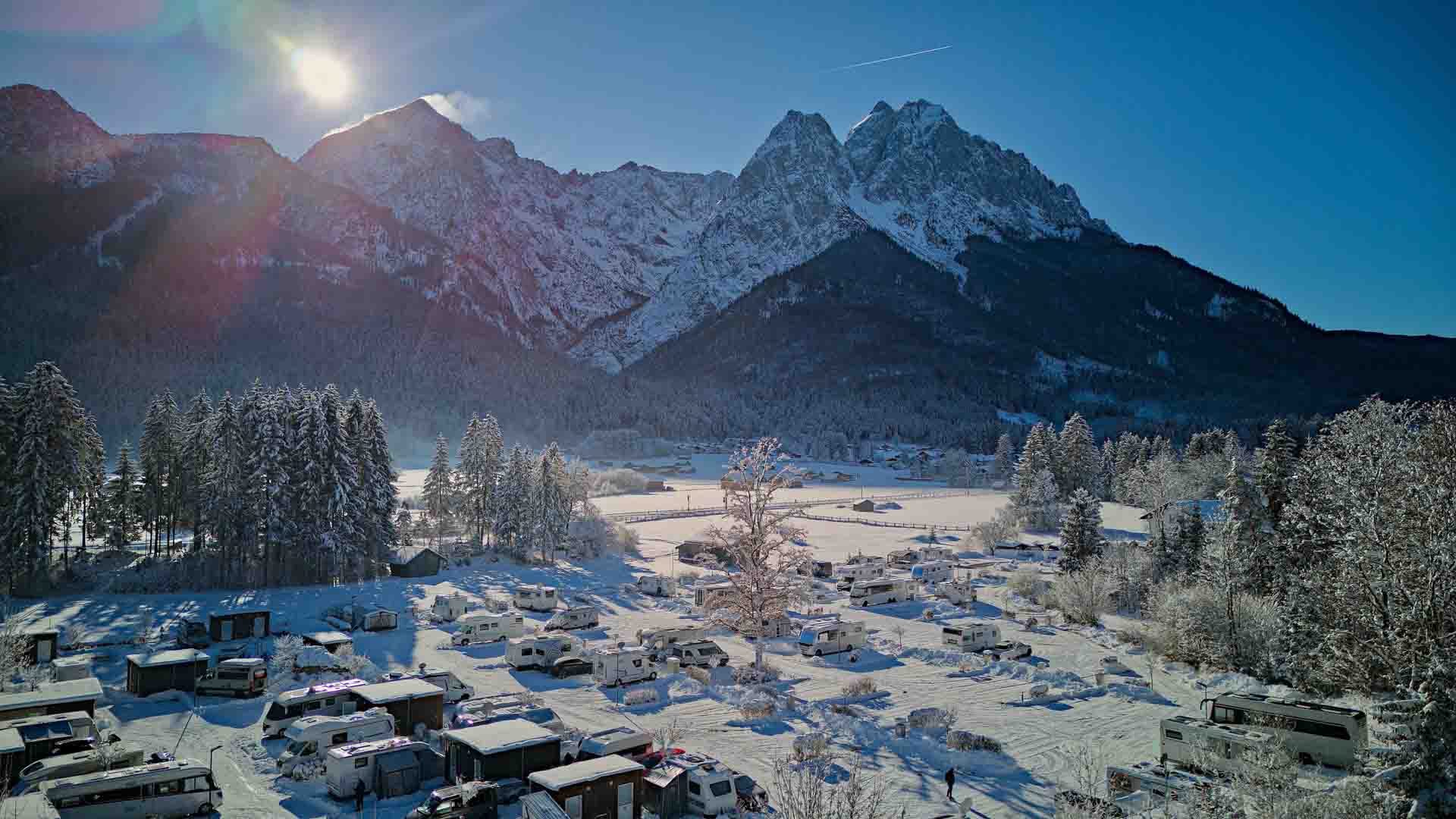 Camping-Erlebnis in Grainau. Blick vom Campingplatz auf die Zugspitze im Winter