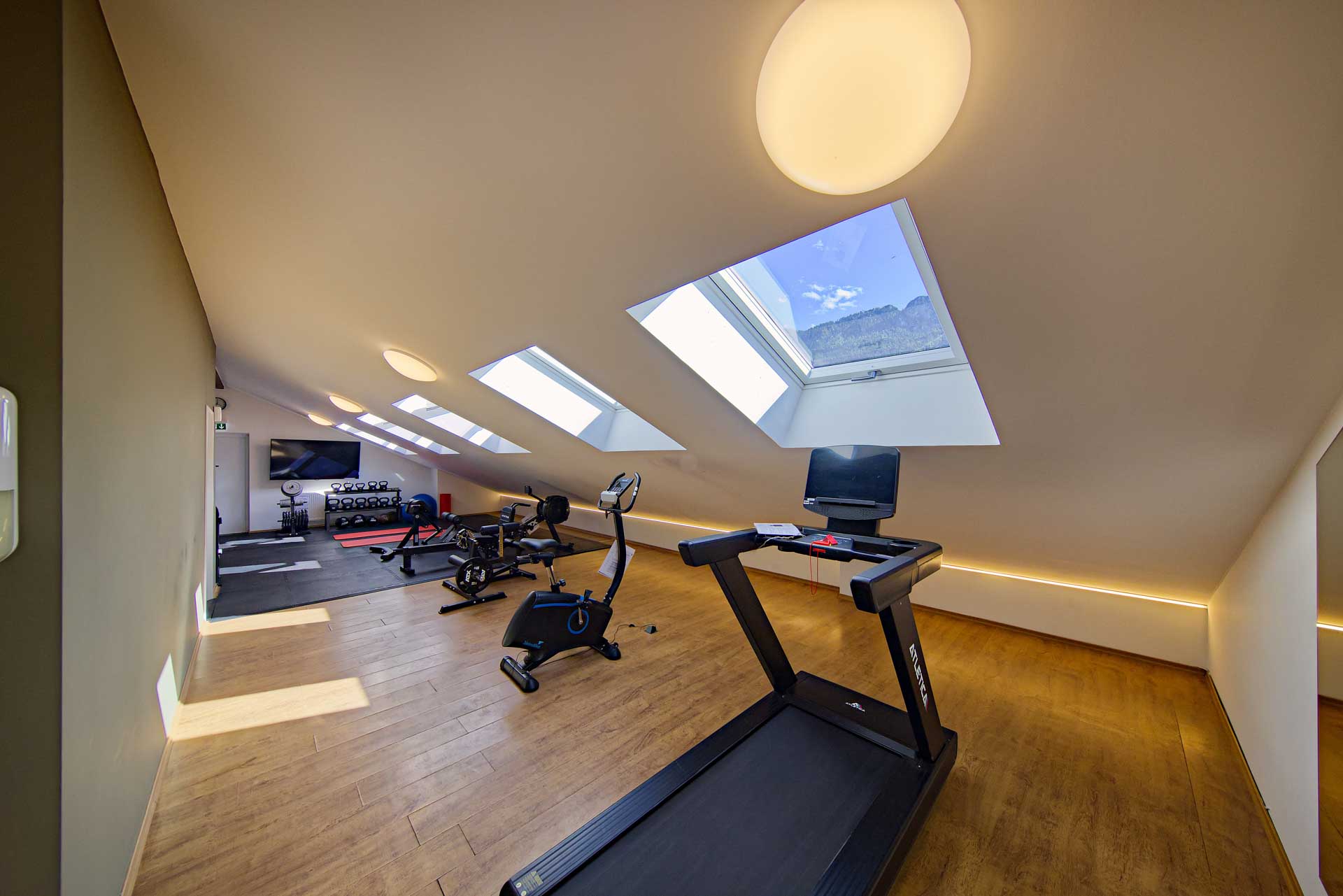 Fitness Camping Blick in unseren Fitnessbereich mit Matten und Cardio-Geräten