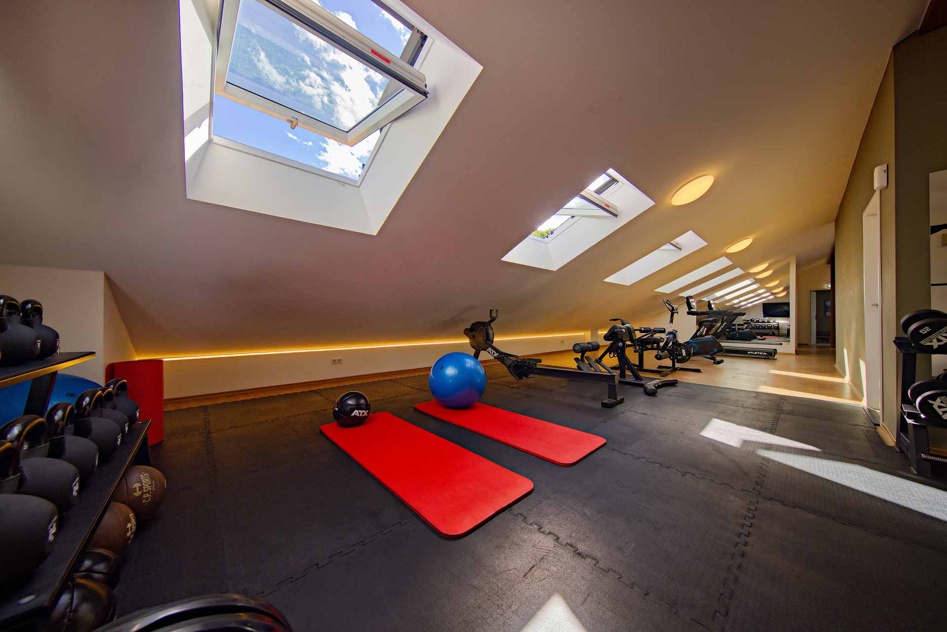 Fitness Camping Blick in unseren Fitnessbereich mit Matten und Cardio-Geräten