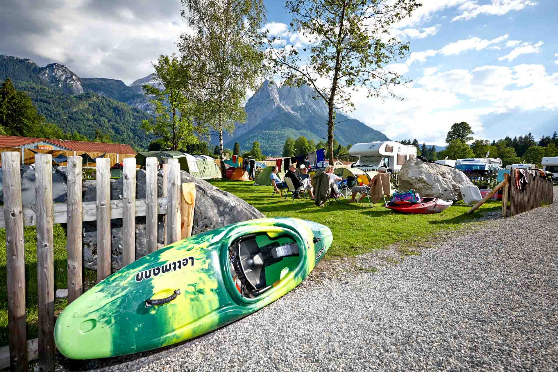 Camping-Erlebnis in Grainau. Blick auf den Camping-Platz im Sommer mit Zugspitze im Hintergrund.